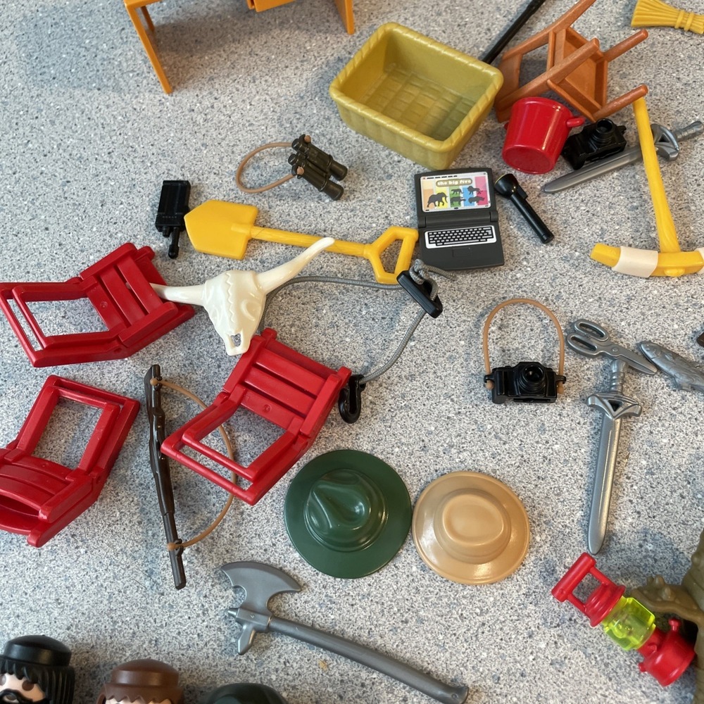 Large LOT Of Playmobil Accessories and people Hats Weapons Zoo Keeper Safari - Picture 6 of 7